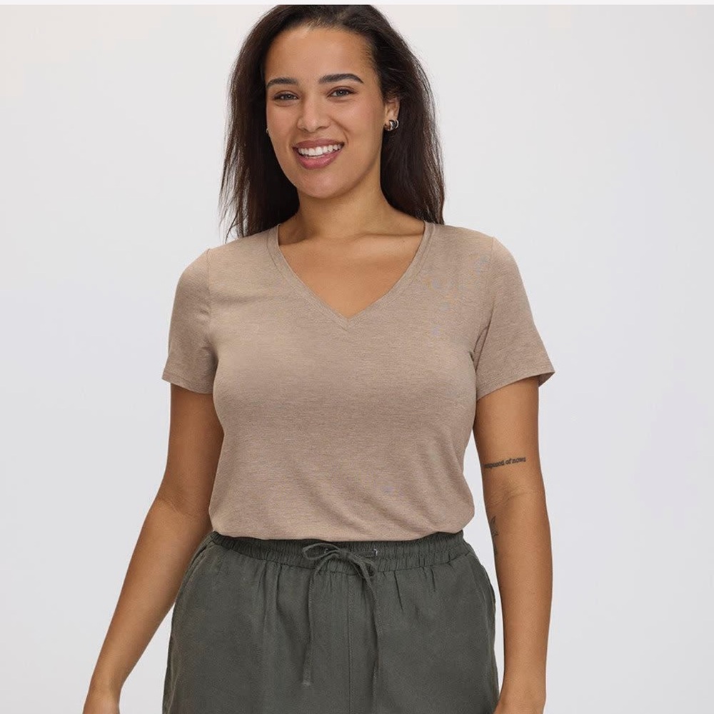 💙 REITMANS Tan V-Neck Tee - NWT